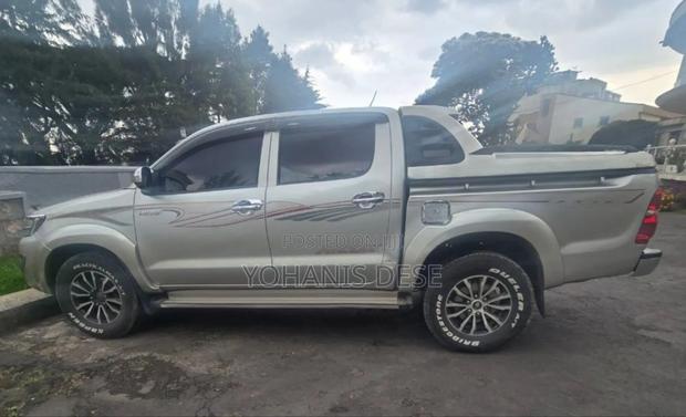 Toyota Hilux 2013 Gray