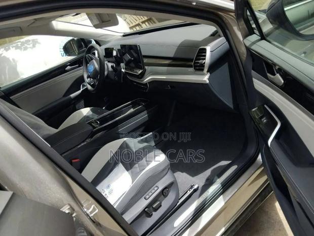 New Volkswagen ID.6 2025 Gold