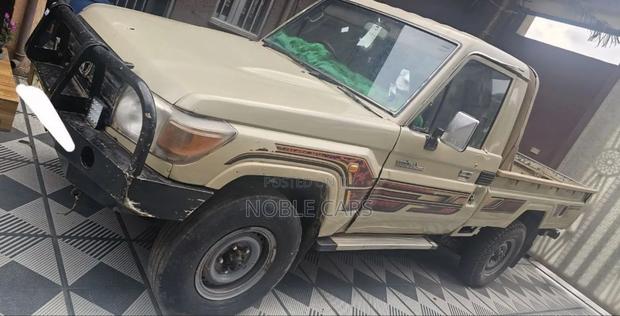 Toyota Land Cruiser 2010 Gold