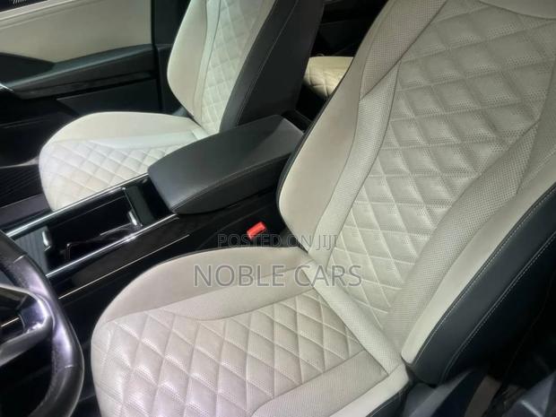 Volkswagen ID.6 2022 Gold