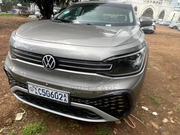 Volkswagen ID.6 2022 Gold