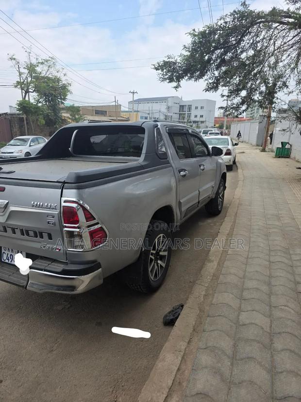 Toyota Hilux 2020 Silver