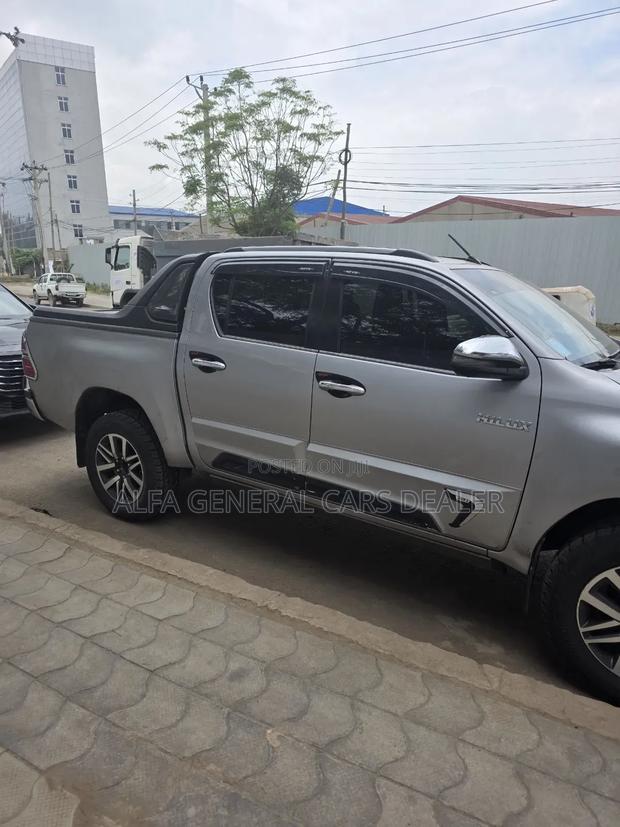 Toyota Hilux 2020 Silver