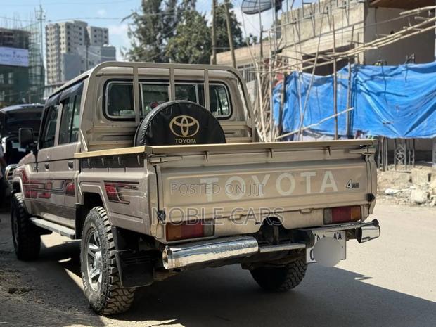Toyota Land Cruiser 2016 Gold
