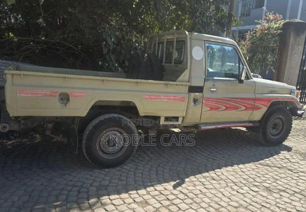 Toyota Land Cruiser 2006 Gold