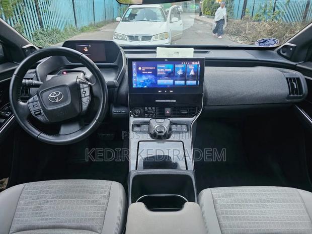 Toyota bZ4X 2024 Silver