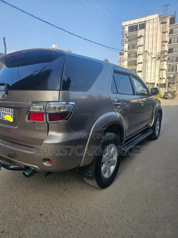 Toyota Fortuner 2.7 RWD 2011 Gold
