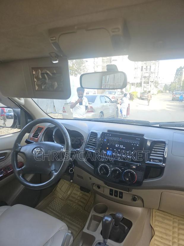 Toyota Fortuner 2.7 RWD 2011 Gold