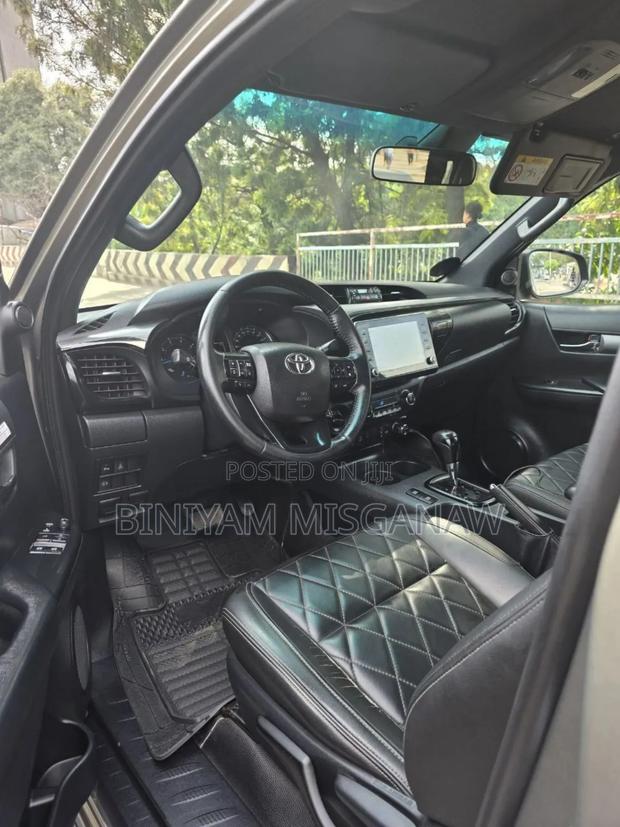 Toyota Hilux 2021 Gray