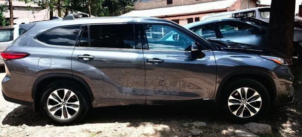 Toyota Highlander Hybrid 2022 Gray