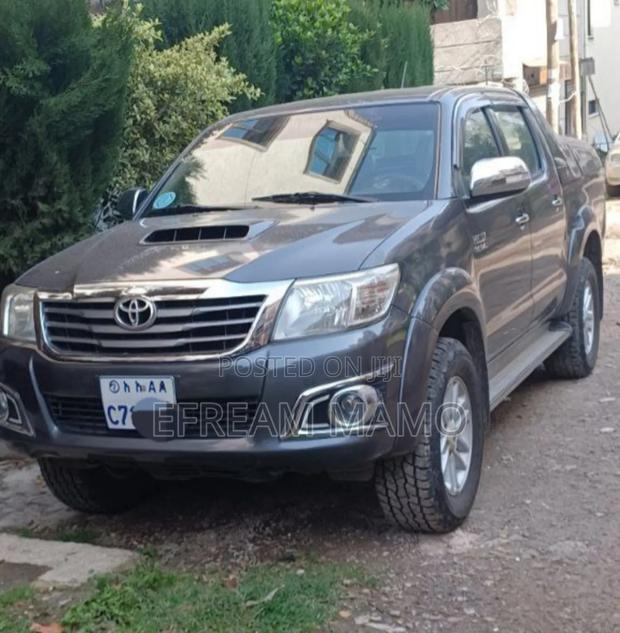 Toyota Hilux 2015 Gray