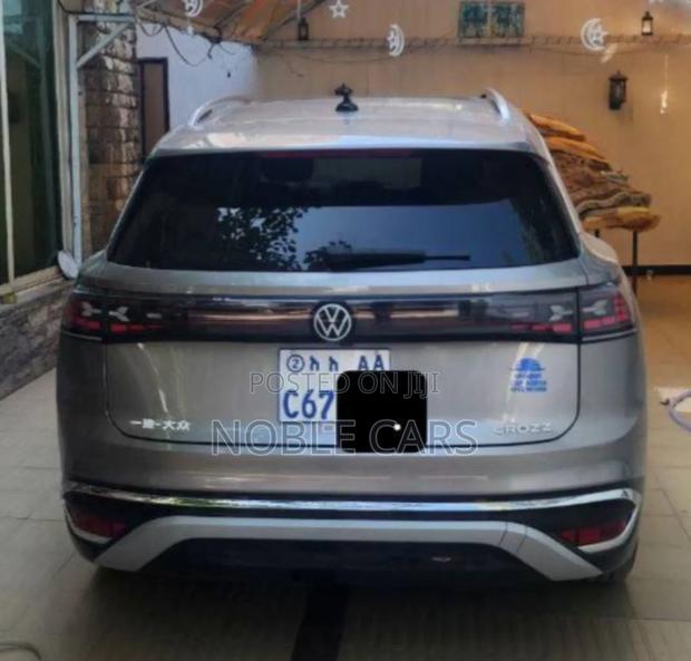 Volkswagen ID.6 2023 Gold