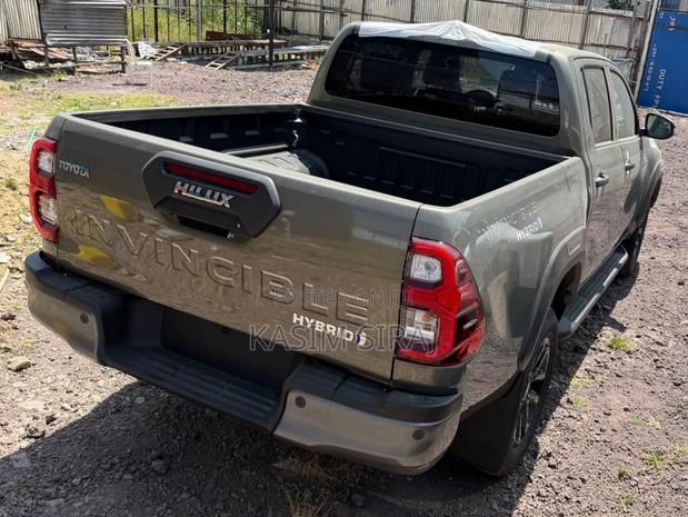 New Toyota Hilux 2025 Gray