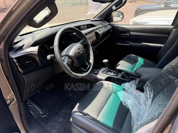 New Toyota Hilux 2025 Gray