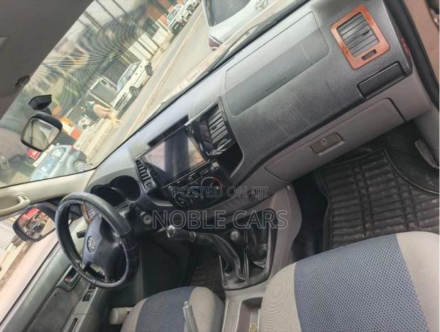 Toyota Hilux 2011 Gold