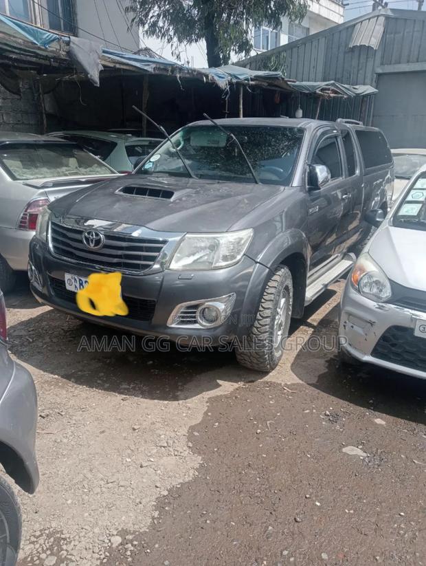 Toyota Hilux 2014 Gray