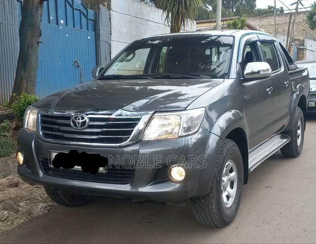 Toyota Hilux 2013 Gray