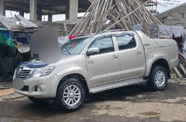 Toyota Hilux 2013 Gray