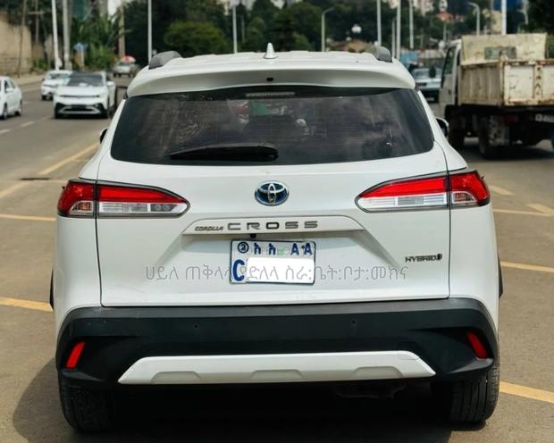 Toyota Corolla Cross Hybrid 2024 White