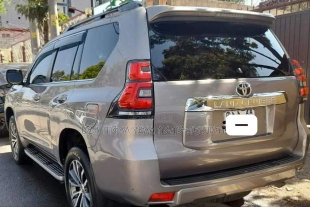 Toyota Land Cruiser Prado 2023 Pink