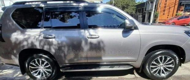 Toyota Land Cruiser Prado 2023 Pink