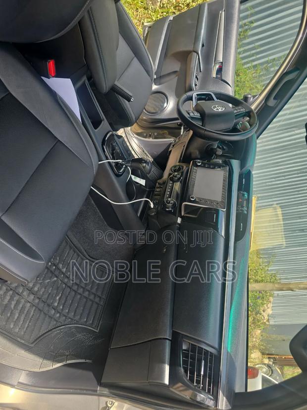 Toyota Hilux 2023 Gray