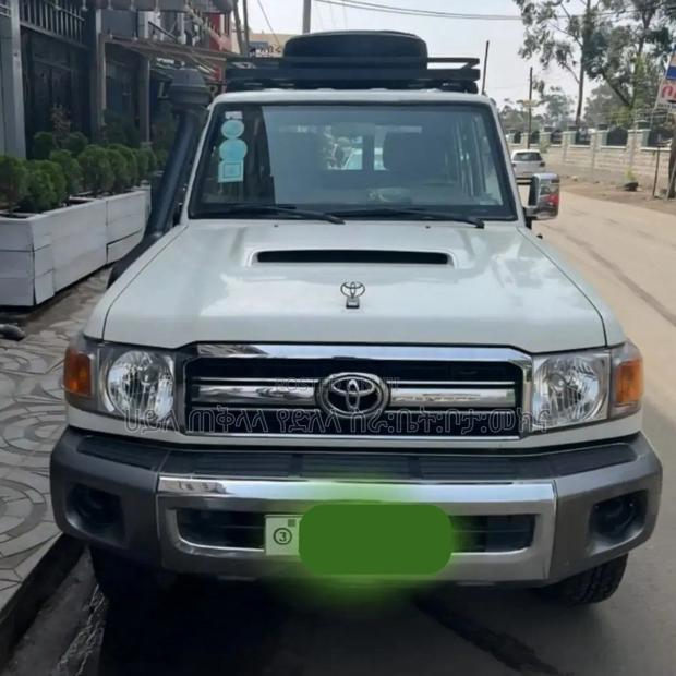 Toyota Land Cruiser 2017 White