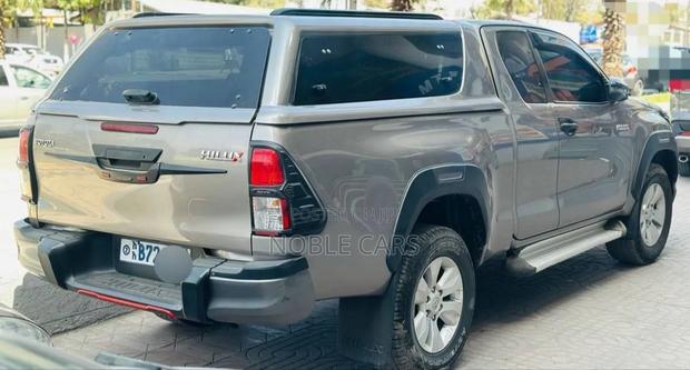 Toyota Hilux 2020 Gold