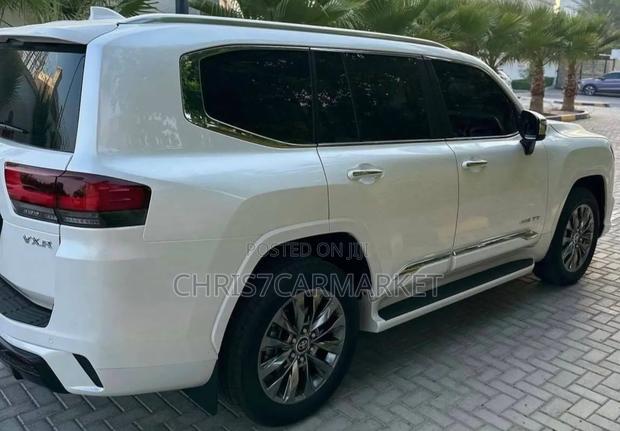 Toyota Land Cruiser LC300 2023 White