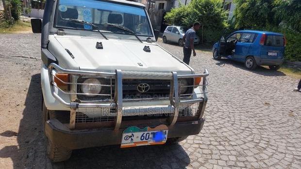 Toyota Hilux 1990 White