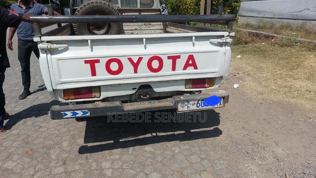 Toyota Hilux 1990 White