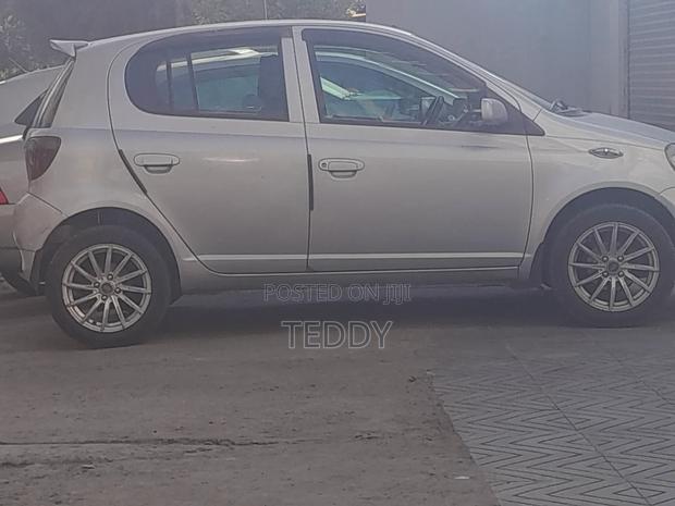Toyota Vitz 2001 Silver