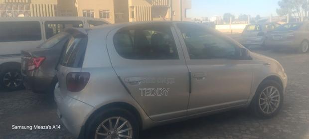 Toyota Vitz 2001 Silver