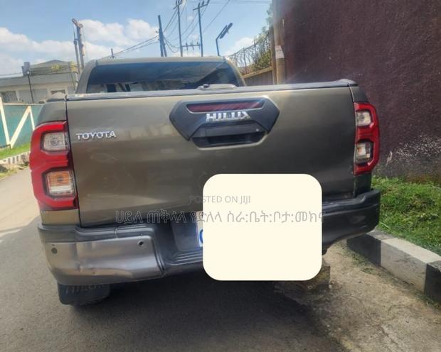 Toyota Hilux 2021 Gold