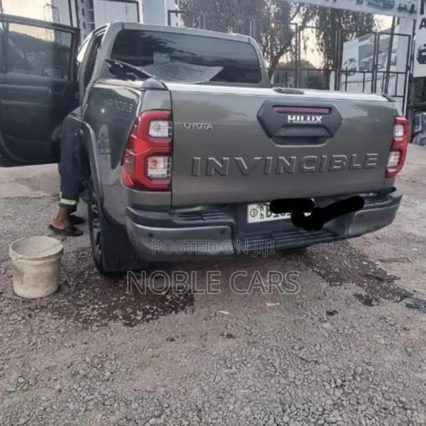 Toyota Hilux 2021 Gray