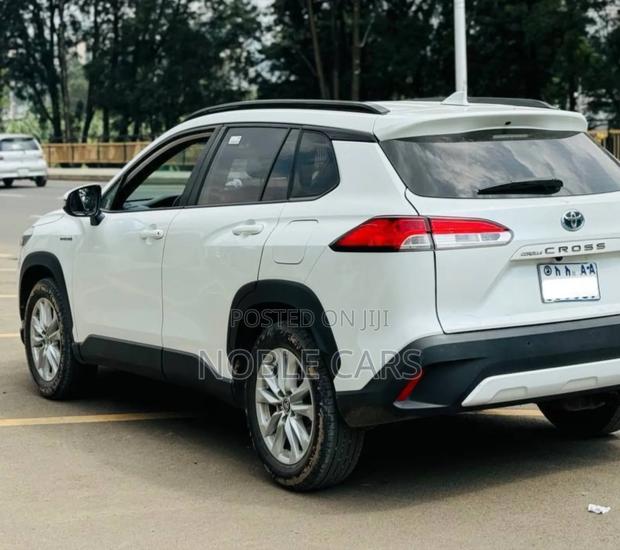 Toyota Corolla Cross Hybrid 2023 White