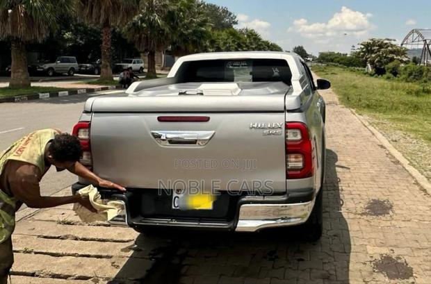Toyota Hilux 2022 Silver