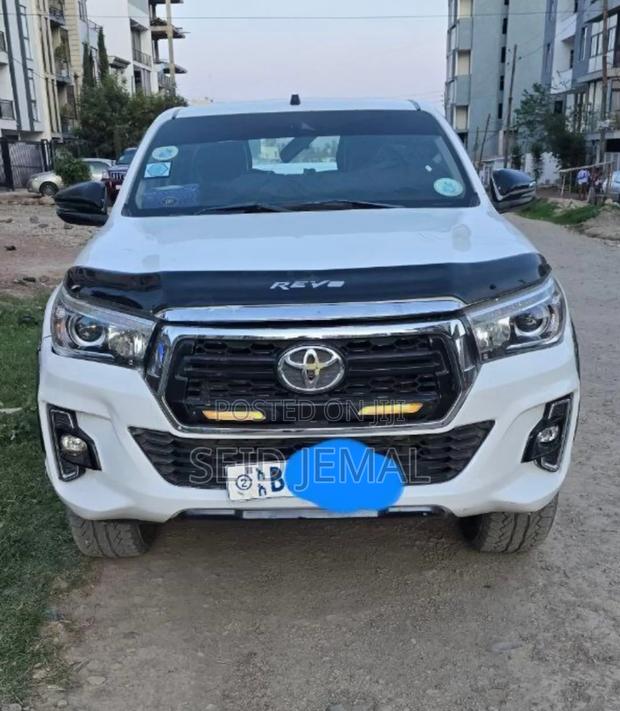 Toyota Hilux 2018 White