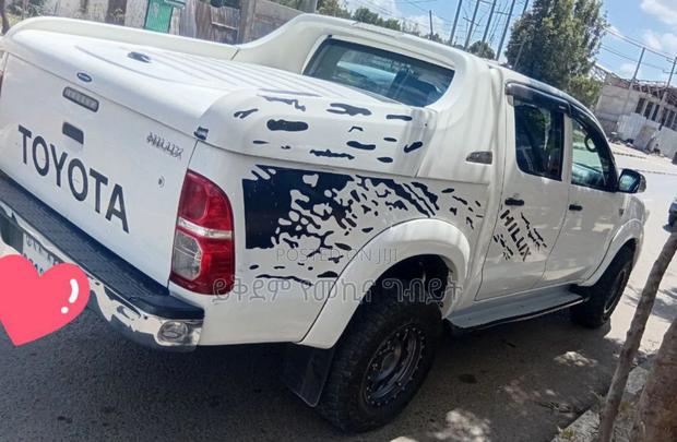 Toyota Hilux 2013 White