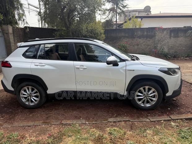 Toyota Corolla Cross Hybrid 2024 White
