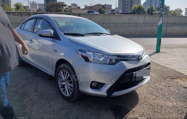 Toyota Yaris L Hatchback 5dr 2015 Silver