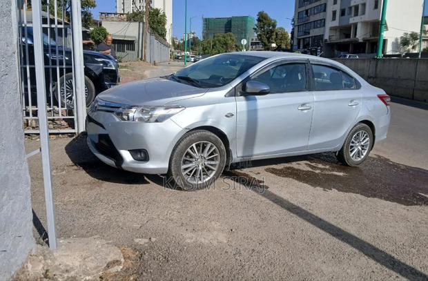 Toyota Yaris L Hatchback 5dr 2015 Silver