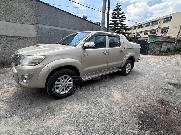 Toyota Hilux 3.0 D-4D 4x4 2014 Gold