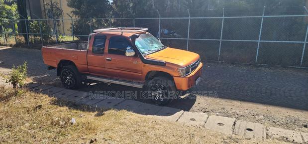 Toyota Hilux 1998 Orange