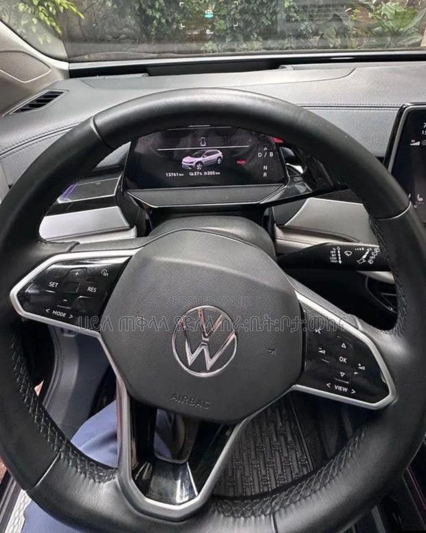 Volkswagen ID.6 2023 Gold