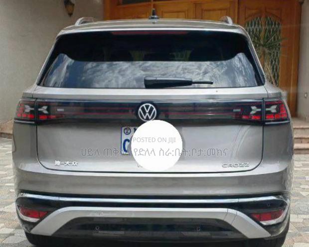 Volkswagen ID.6 2023 Gold