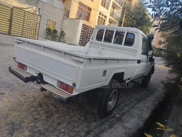 Toyota Land Cruiser 2011 White