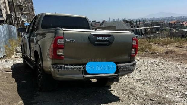 Toyota Hilux 2021 Gold