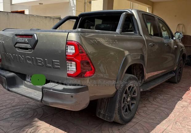 Toyota Hilux 2022 Gray