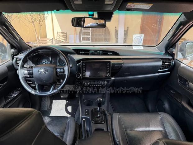 Toyota Hilux 2022 Gray